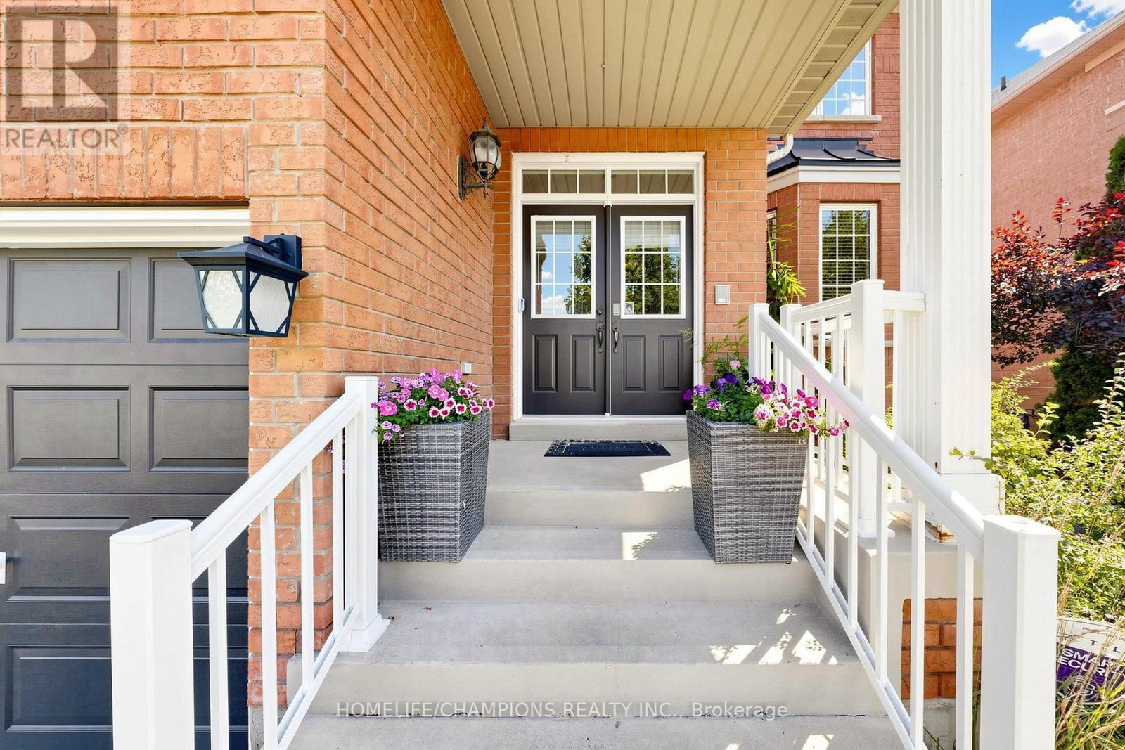 19 Tweedie Crescent, Whitby, Ontario  L1P 1X4 - Photo 4 - E13627352