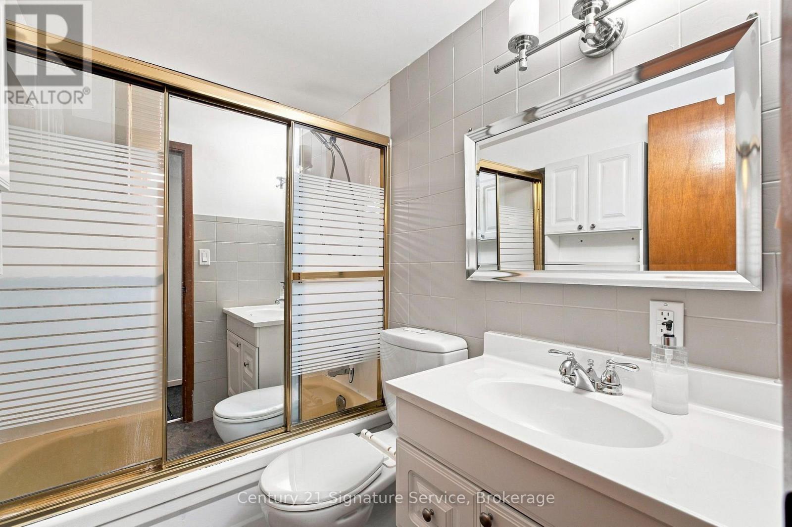 524 Silverthorn Avenue, Toronto, Ontario  M6M 3H7 - Photo 23 - W13623088