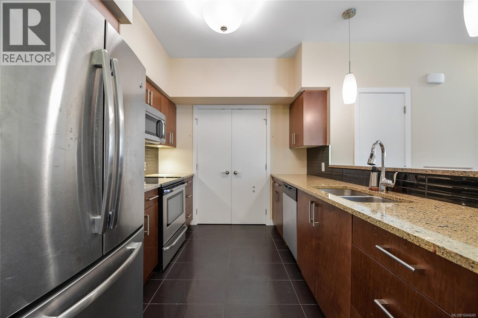 201 591 Latoria Rd, Langford, British Columbia  V8W 2T6 - Photo 7 - 1044649