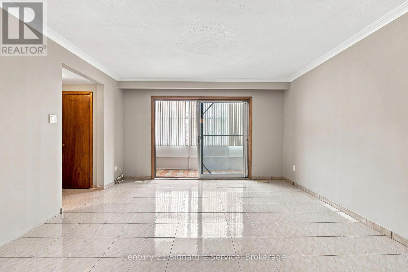 524 Silverthorn Avenue, Toronto, Ontario  M6M 3H7 - Photo 9 - W13623088