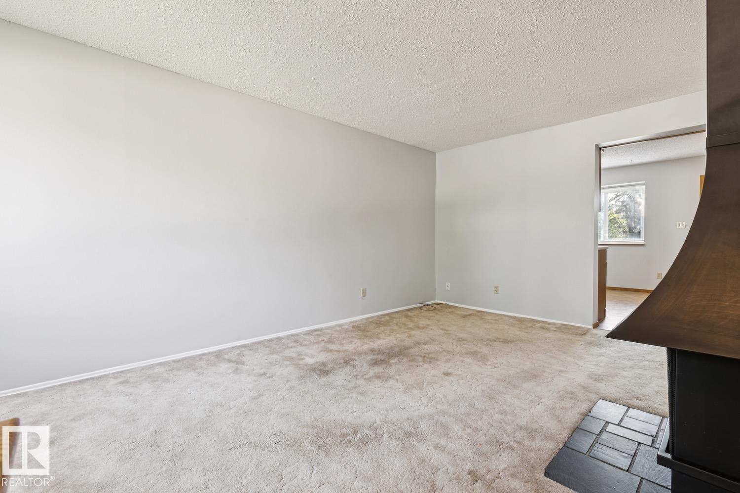 198 Tudor Ln NW, Edmonton, Alberta  T6J 3T5 - Photo 3 - E4501683