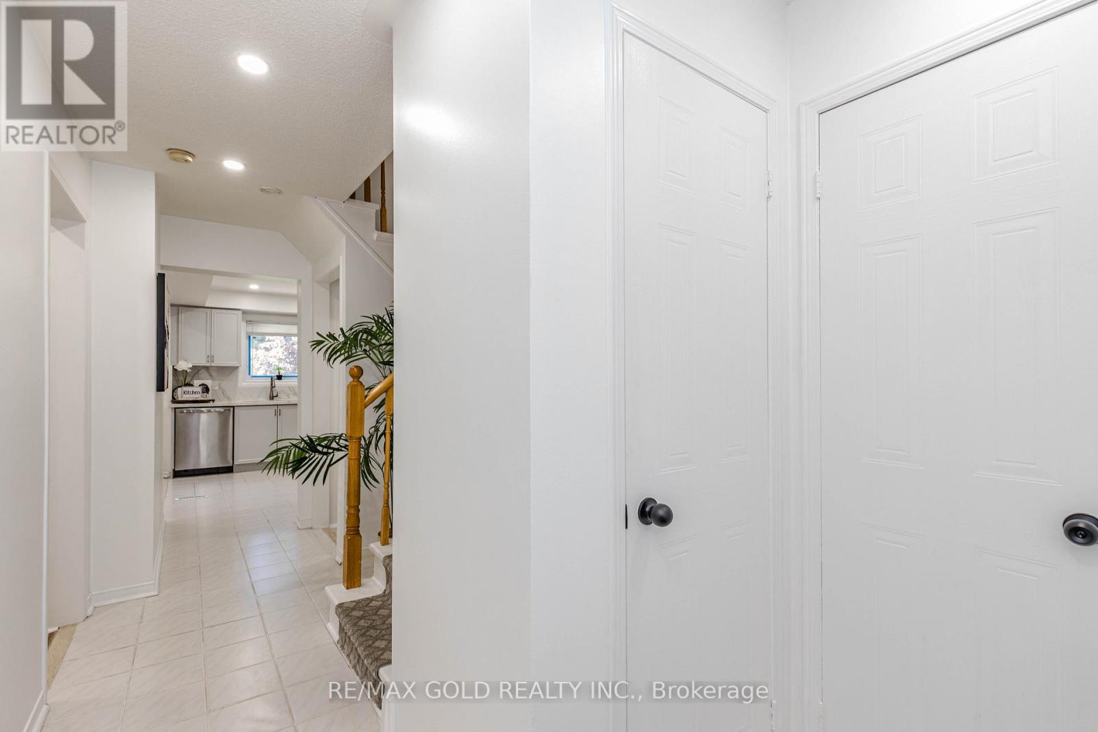 52 Wickstead Court, Brampton, Ontario  L6R 1N8 - Photo 5 - W13627284