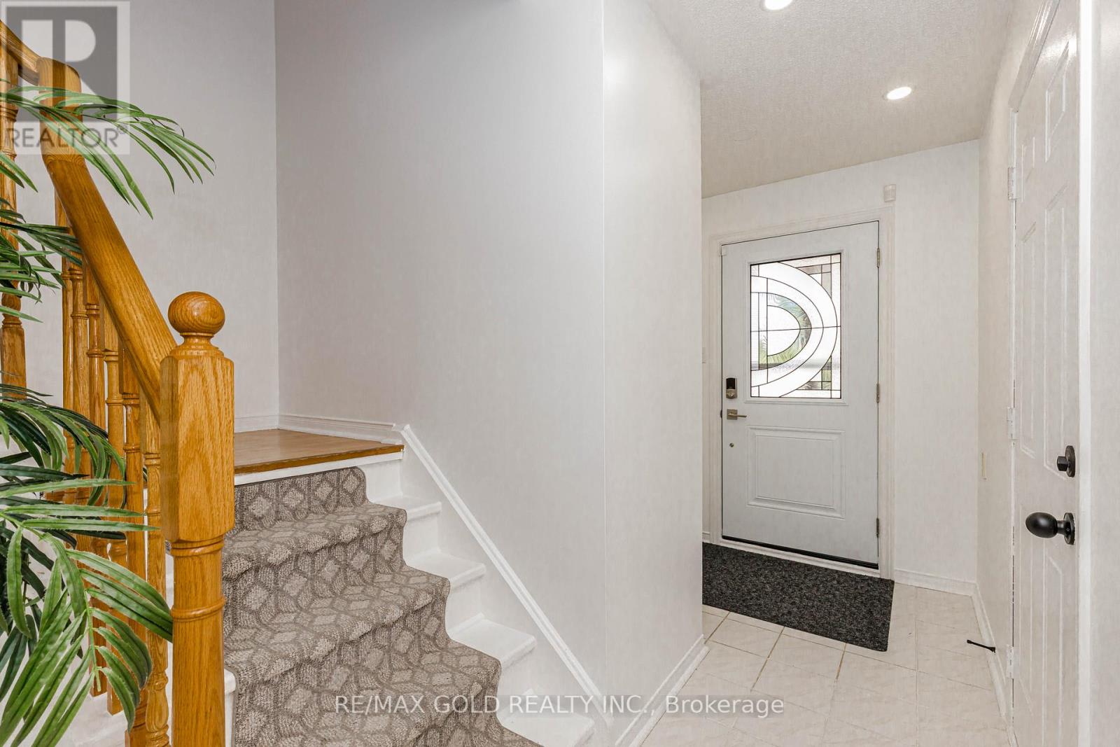 52 Wickstead Court, Brampton, Ontario  L6R 1N8 - Photo 6 - W13627284