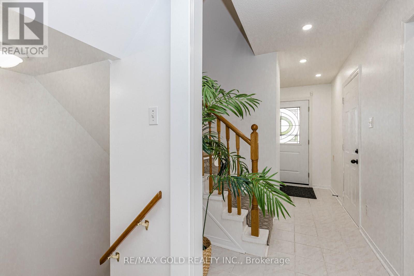52 Wickstead Court, Brampton, Ontario  L6R 1N8 - Photo 7 - W13627284