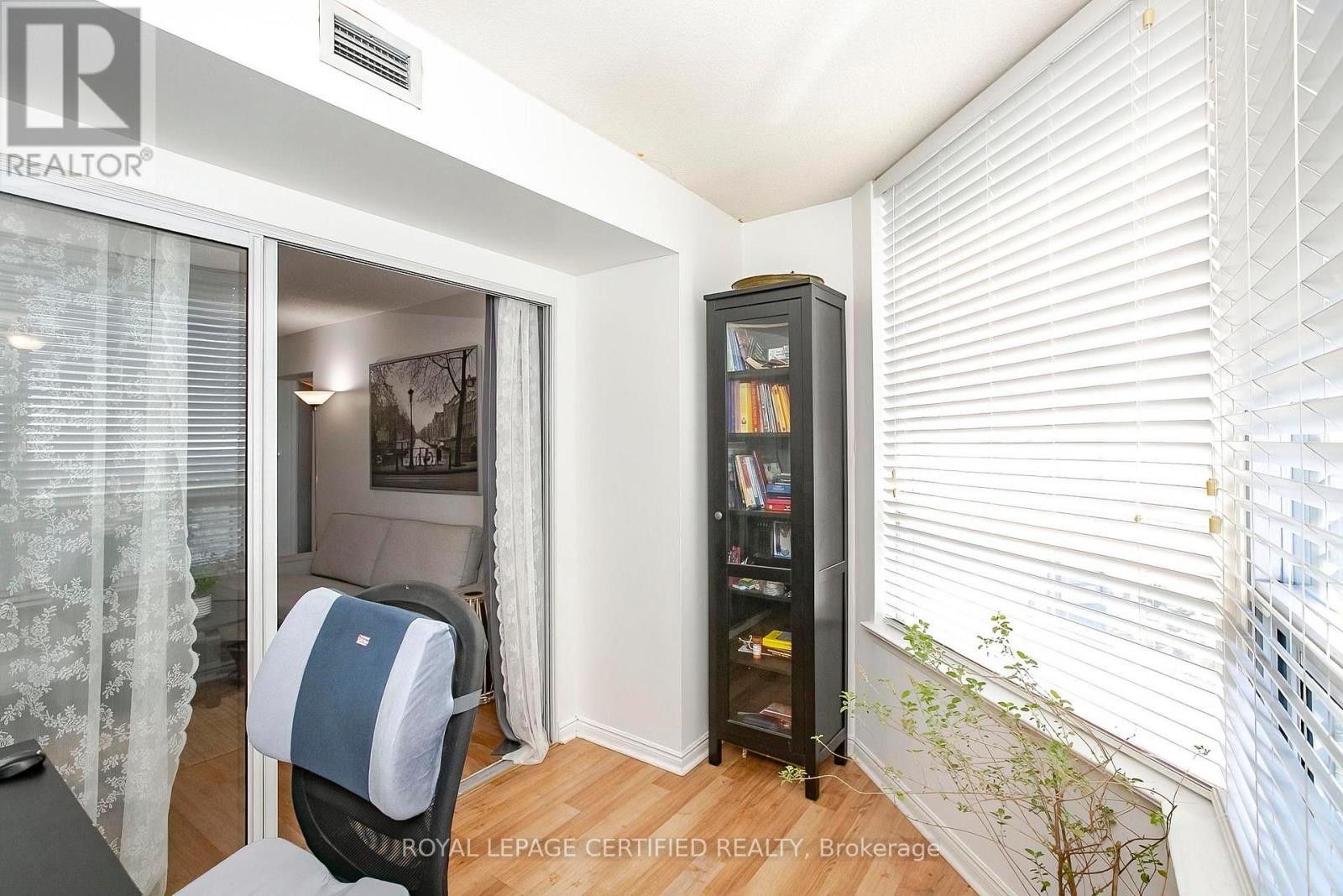 1605 - 135 Hillcrest Avenue, Mississauga, Ontario  L5B 4B1 - Photo 23 - W13627304