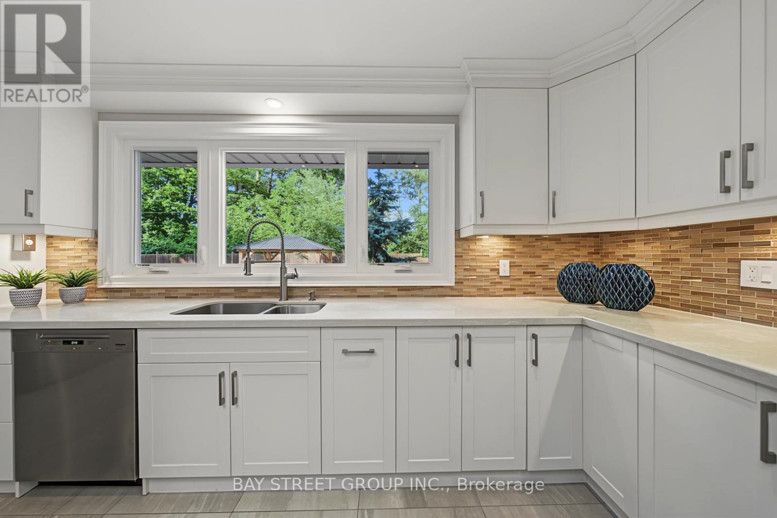 317 Wedgewood Drive, Oakville, Ontario  L6J 4R6 - Photo 10 - W13627364
