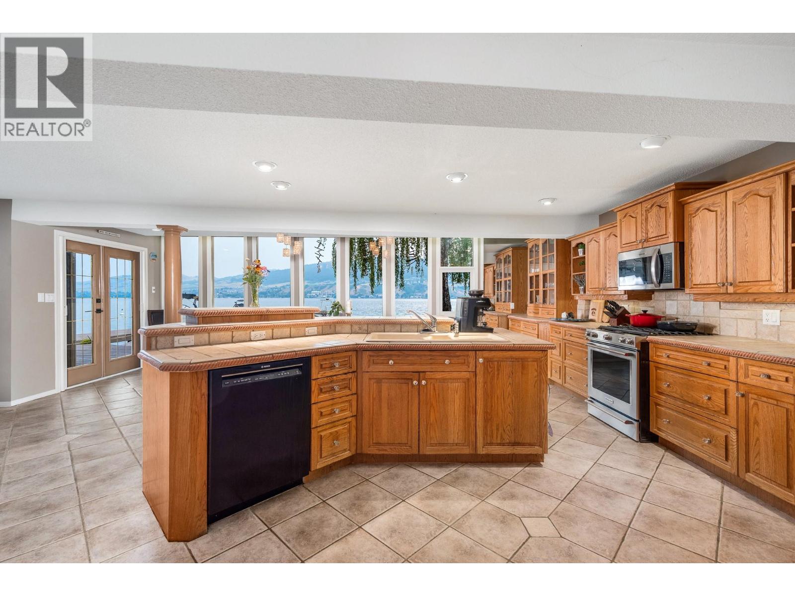 8180 Tronson Road, Vernon, British Columbia  V1H 1C8 - Photo 18 - 10376203