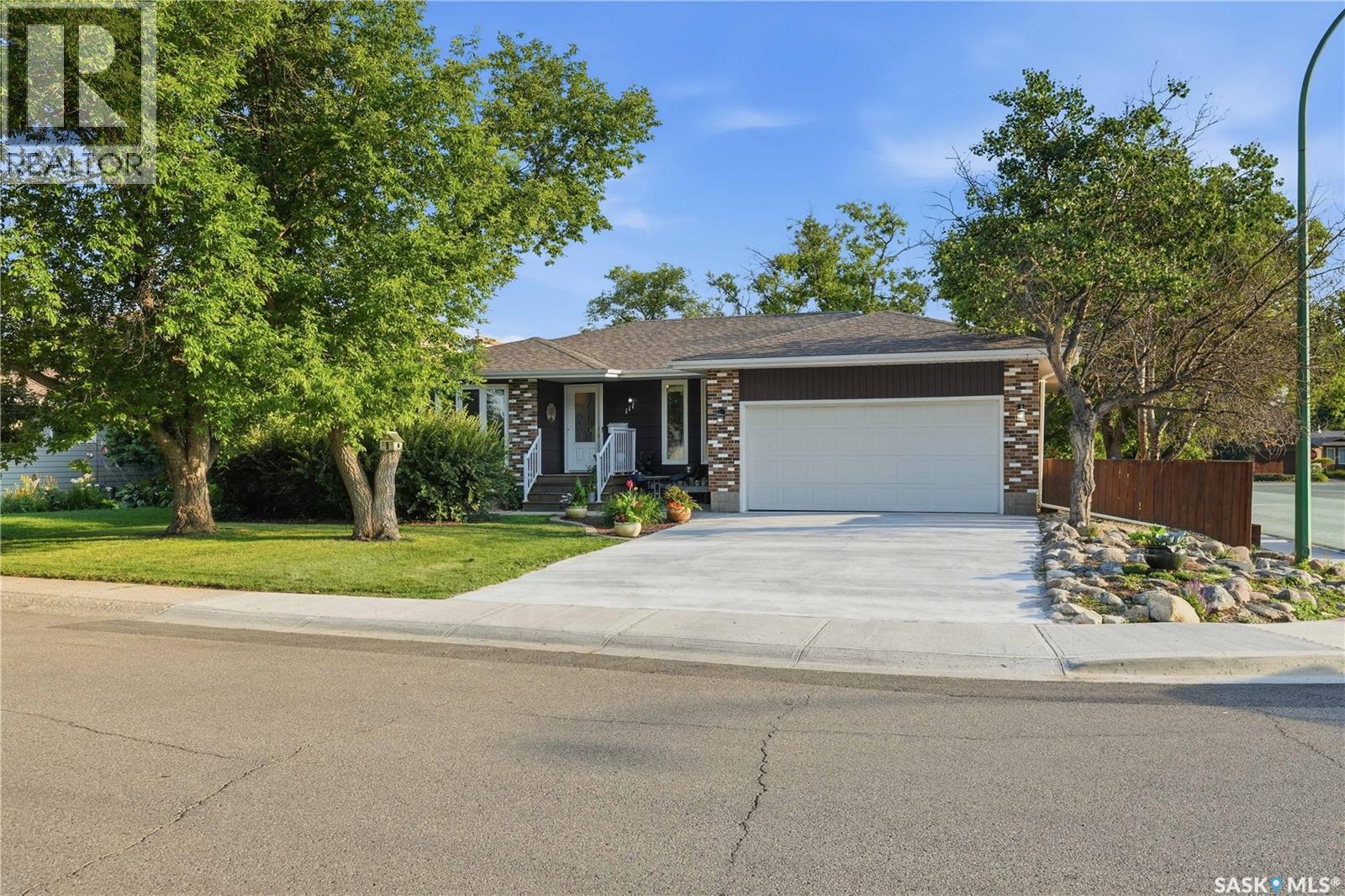 111 Minot Drive, Regina, Saskatchewan S4X 1B6 - Photo 2 - SK044220
