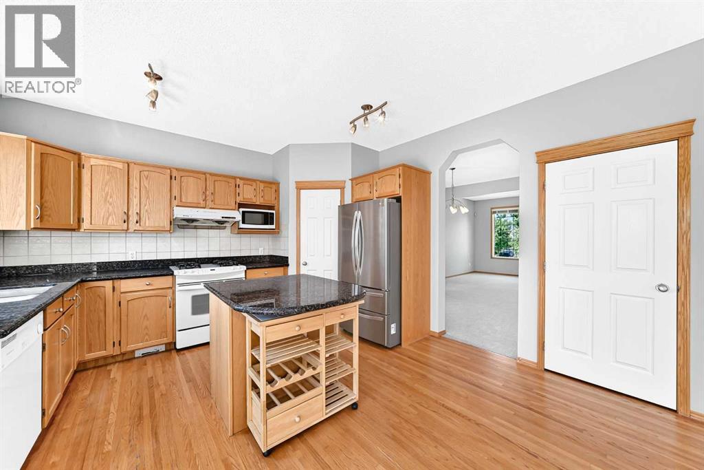 83 Edgeridge Close NW, Calgary, Alberta  T3A 6K5 - Photo 4 - A2327556