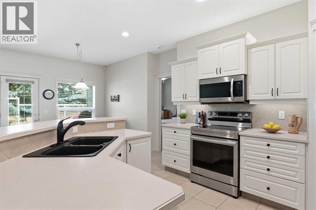 215 Rocky Ridge Villas NW, Calgary, Alberta  T3G 4R2 - Photo 9 - A2329725