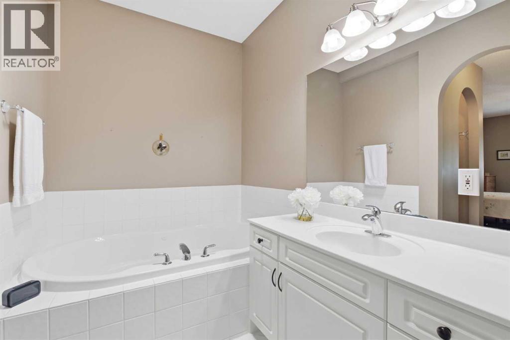 215 Rocky Ridge Villas NW, Calgary, Alberta  T3G 4R2 - Photo 22 - A2329725