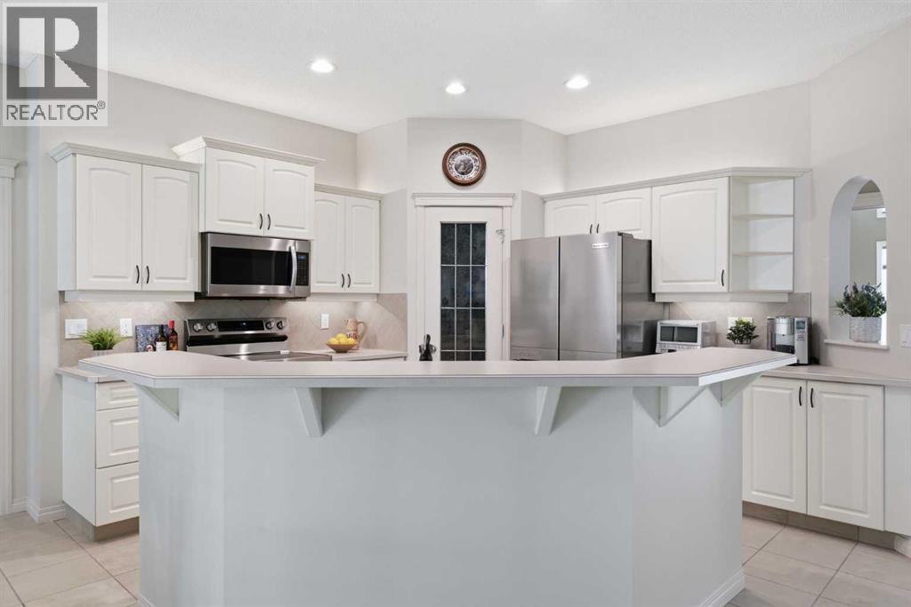 215 Rocky Ridge Villas NW, Calgary, Alberta  T3G 4R2 - Photo 13 - A2329725