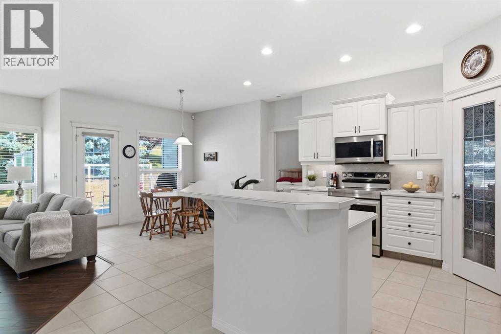 215 Rocky Ridge Villas NW, Calgary, Alberta  T3G 4R2 - Photo 7 - A2329725