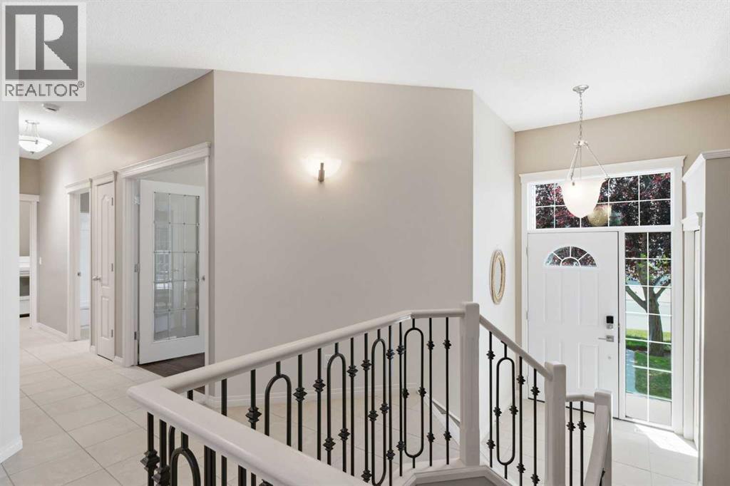 215 Rocky Ridge Villas NW, Calgary, Alberta  T3G 4R2 - Photo 5 - A2329725