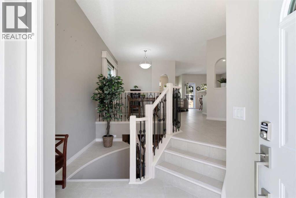 215 Rocky Ridge Villas NW, Calgary, Alberta  T3G 4R2 - Photo 3 - A2329725