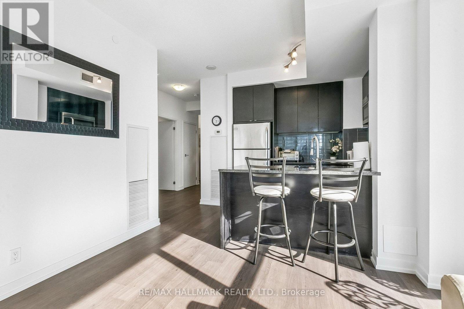 <div class="slider-price">$847,000</div><p>1212 - 98 Lillian Street, Toronto, Ontario</p>