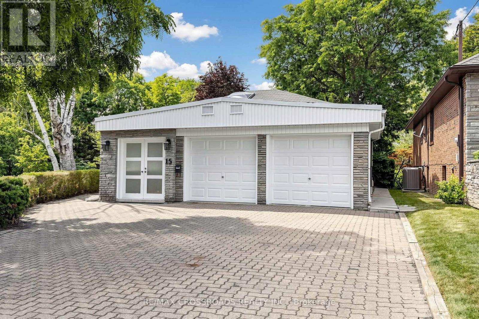 <div class="slider-price">$1,980,000</div><p>15 Alamosa Drive, Toronto, Ontario</p>