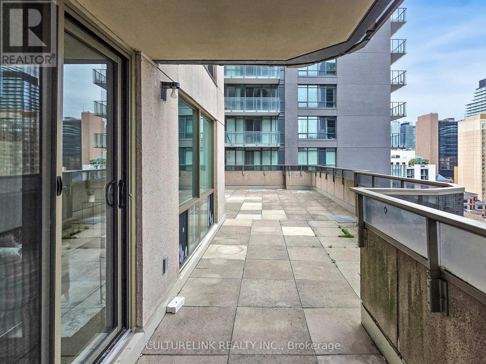 2307 - 750 Bay Street, Toronto, Ontario  M5G 1N6 - Photo 2 - C13625040