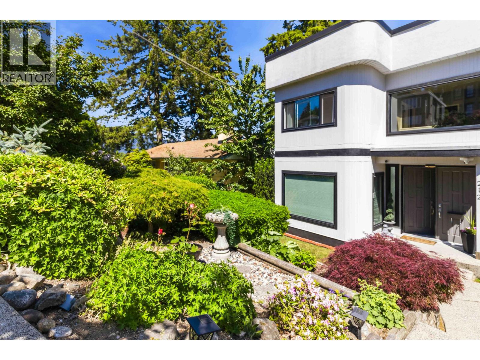 212 N Sea Avenue, Burnaby, British Columbia  V5B 1K5 - Photo 2 - R3151755