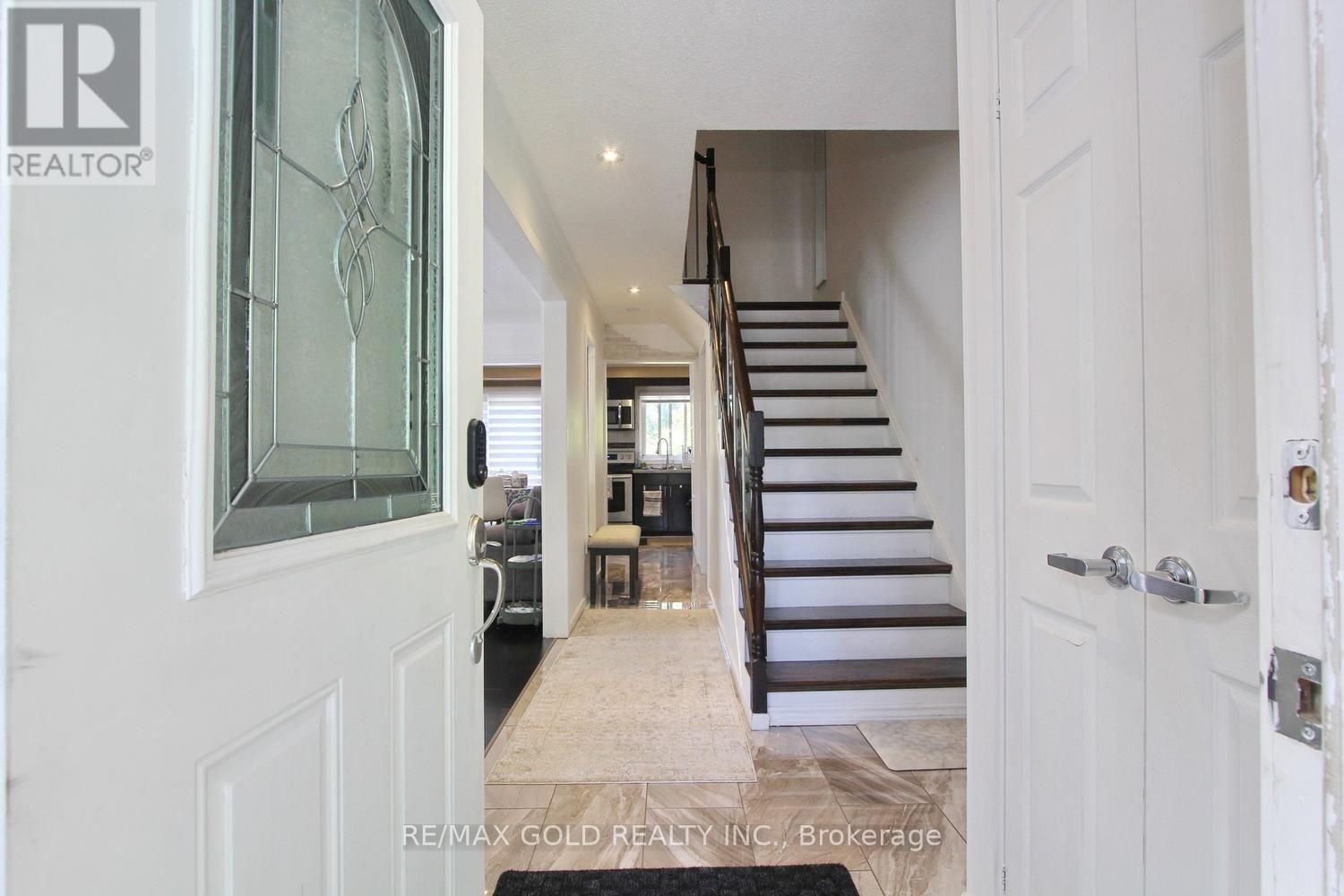 4 Summertime Court, Brampton, Ontario  L6Z 2B4 - Photo 4 - W13466940