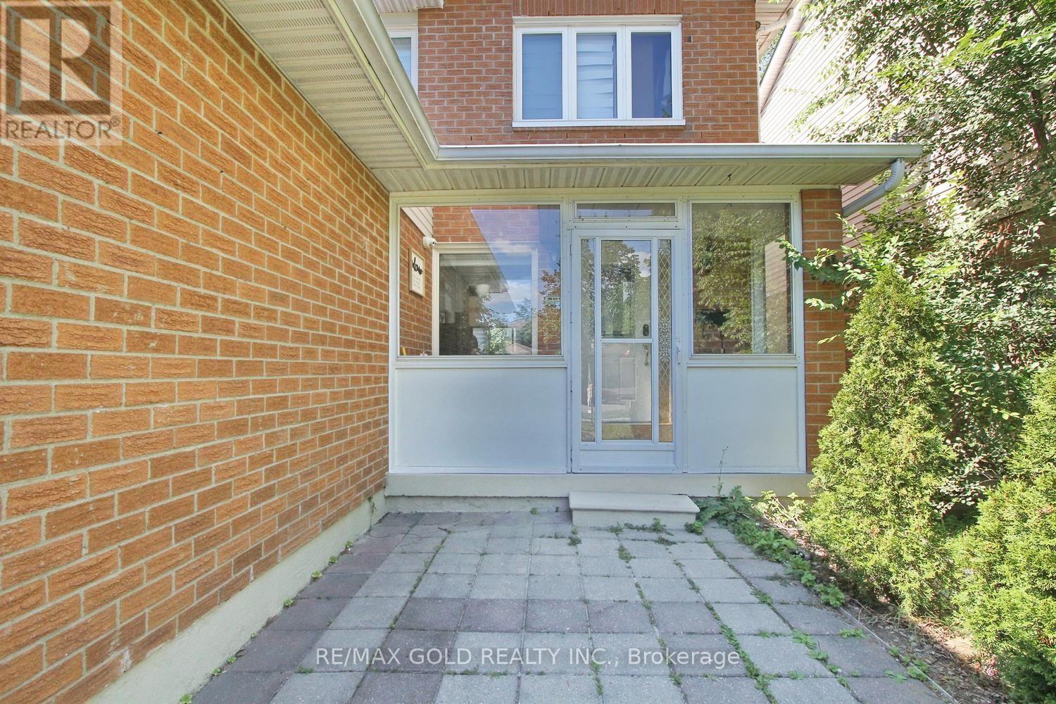 4 Summertime Court, Brampton, Ontario  L6Z 2B4 - Photo 3 - W13466940