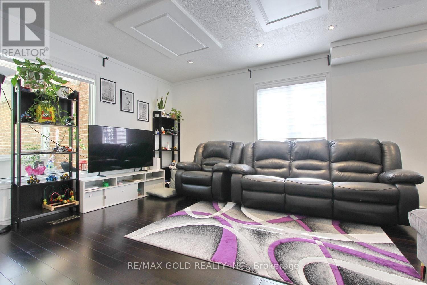 4 Summertime Court, Brampton, Ontario  L6Z 2B4 - Photo 6 - W13466940