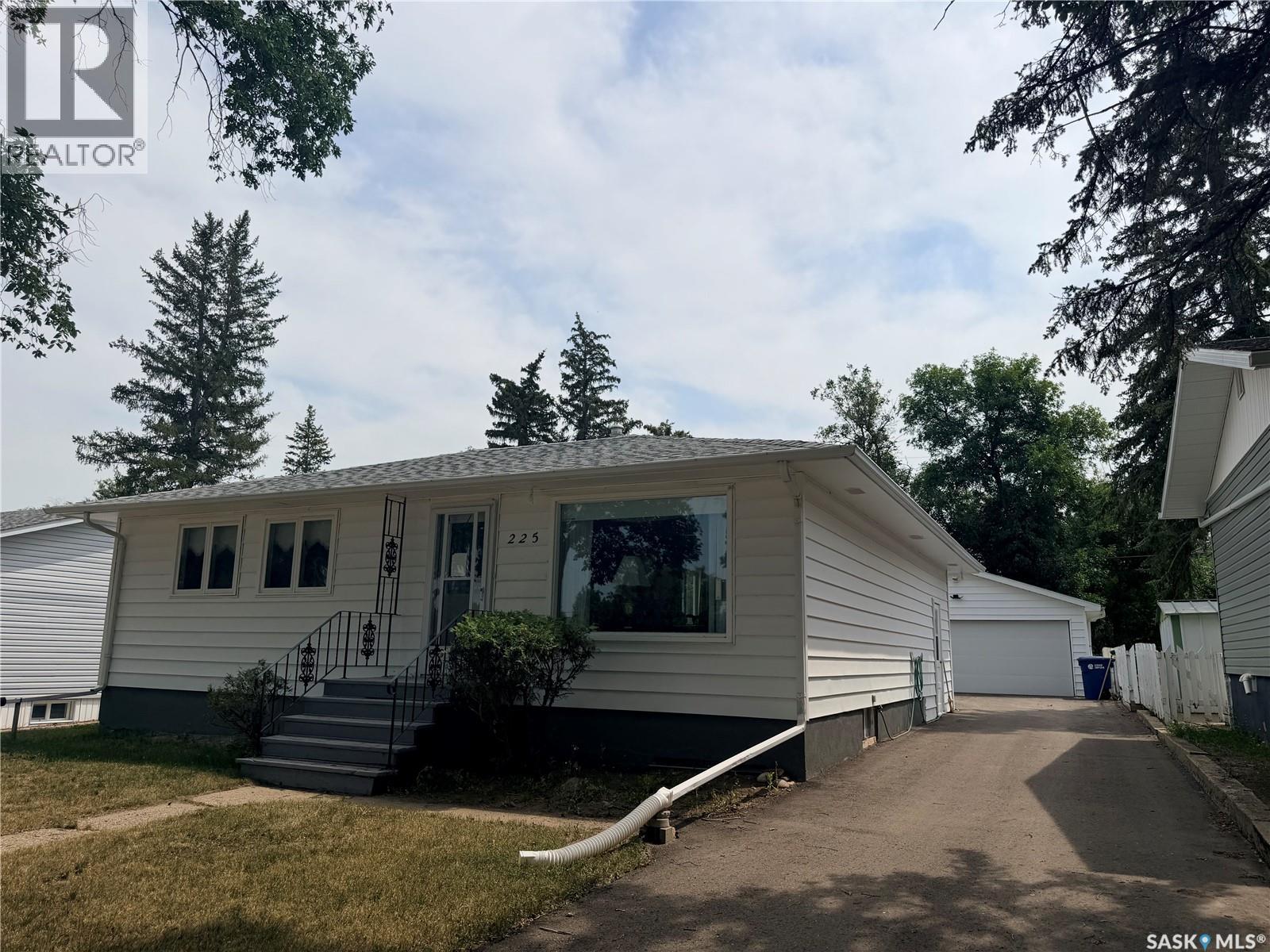 225 Dominion Road, Assiniboia, Saskatchewan  S0H 0B0 - Photo 2 - SK044149
