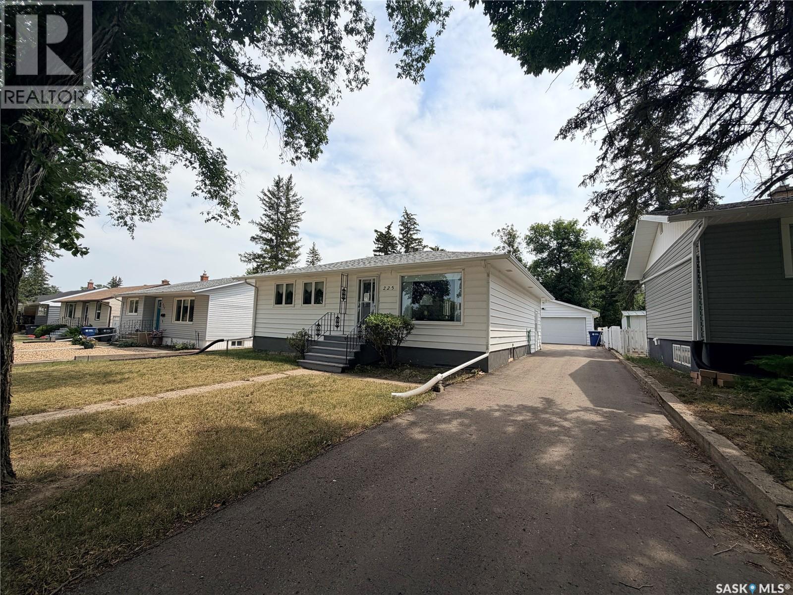 225 Dominion Road, Assiniboia, Saskatchewan  S0H 0B0 - Photo 3 - SK044149