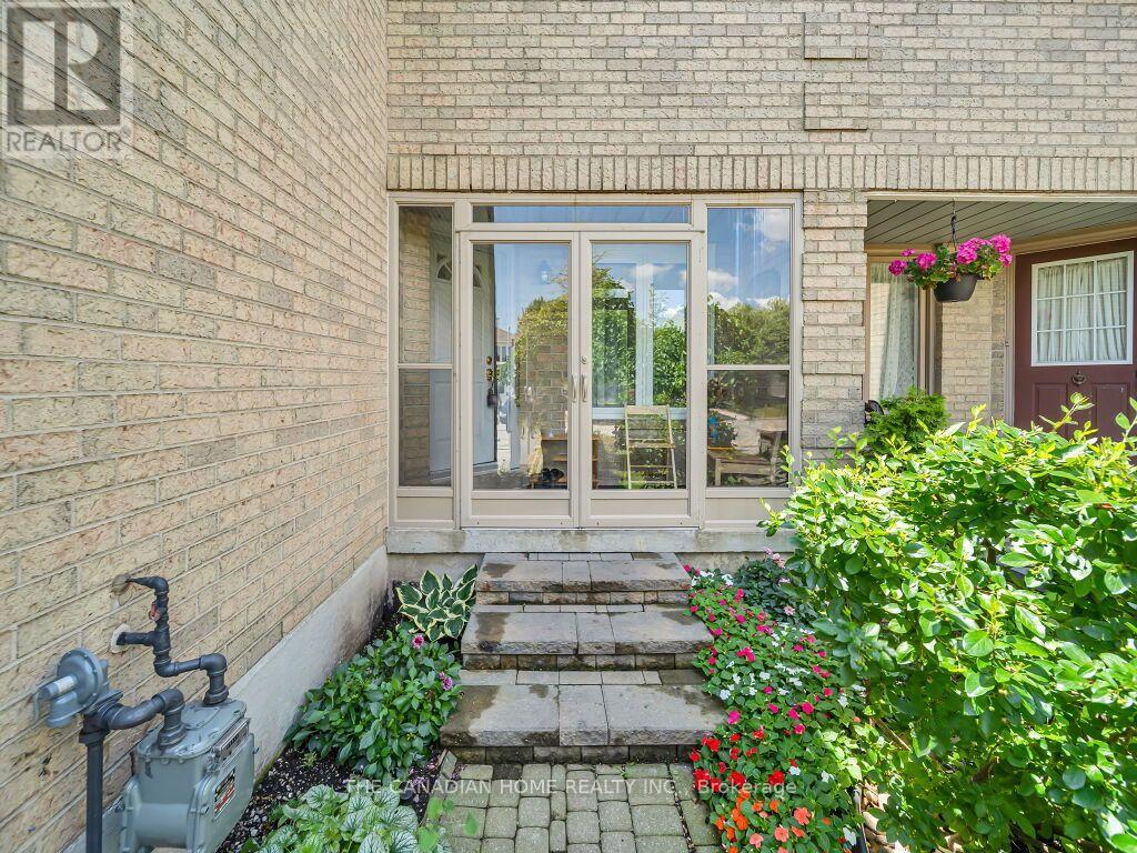 5244 Cinnamon Road, Mississauga, Ontario  L5V 1T3 - Photo 3 - W13590946