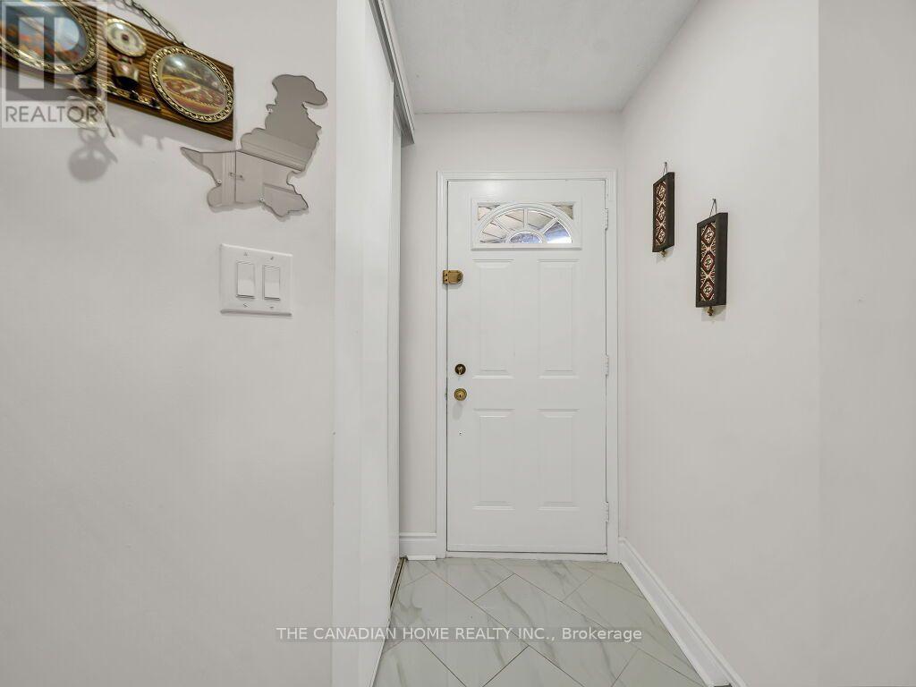 5244 Cinnamon Road, Mississauga, Ontario  L5V 1T3 - Photo 5 - W13590946