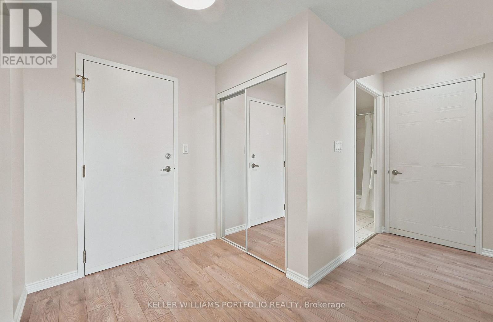 605 - 135 Hillcrest Avenue, Mississauga, Ontario  L5B 4B1 - Photo 5 - W13627662