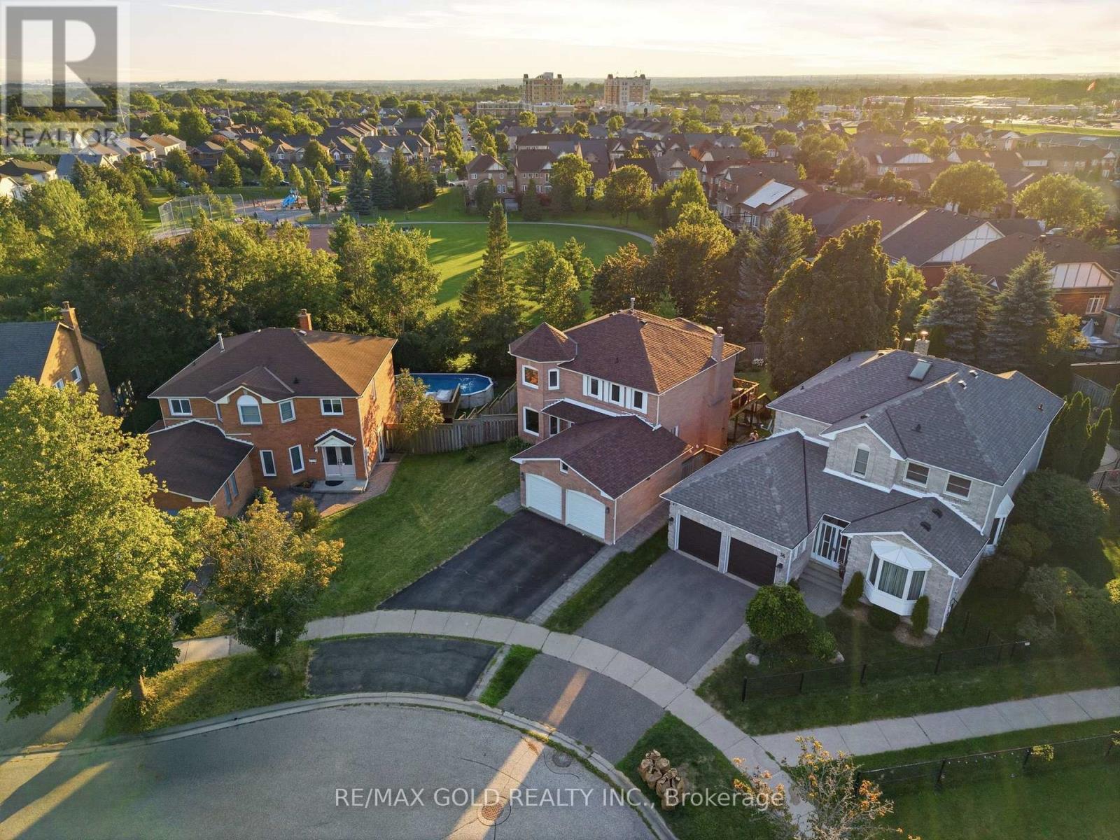 38 SILVERBIRCH PLACE, Whitby, Ontario