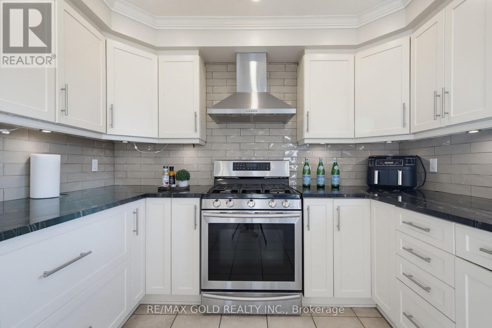 38 Silverbirch Place, Whitby, Ontario  L1R 1X6 - Photo 17 - E13623388