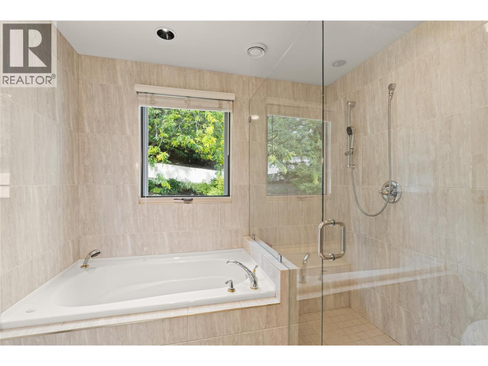 8052 Beachcomber Bay Road, Vernon, British Columbia  V1H 1C7 - Photo 18 - 10395599