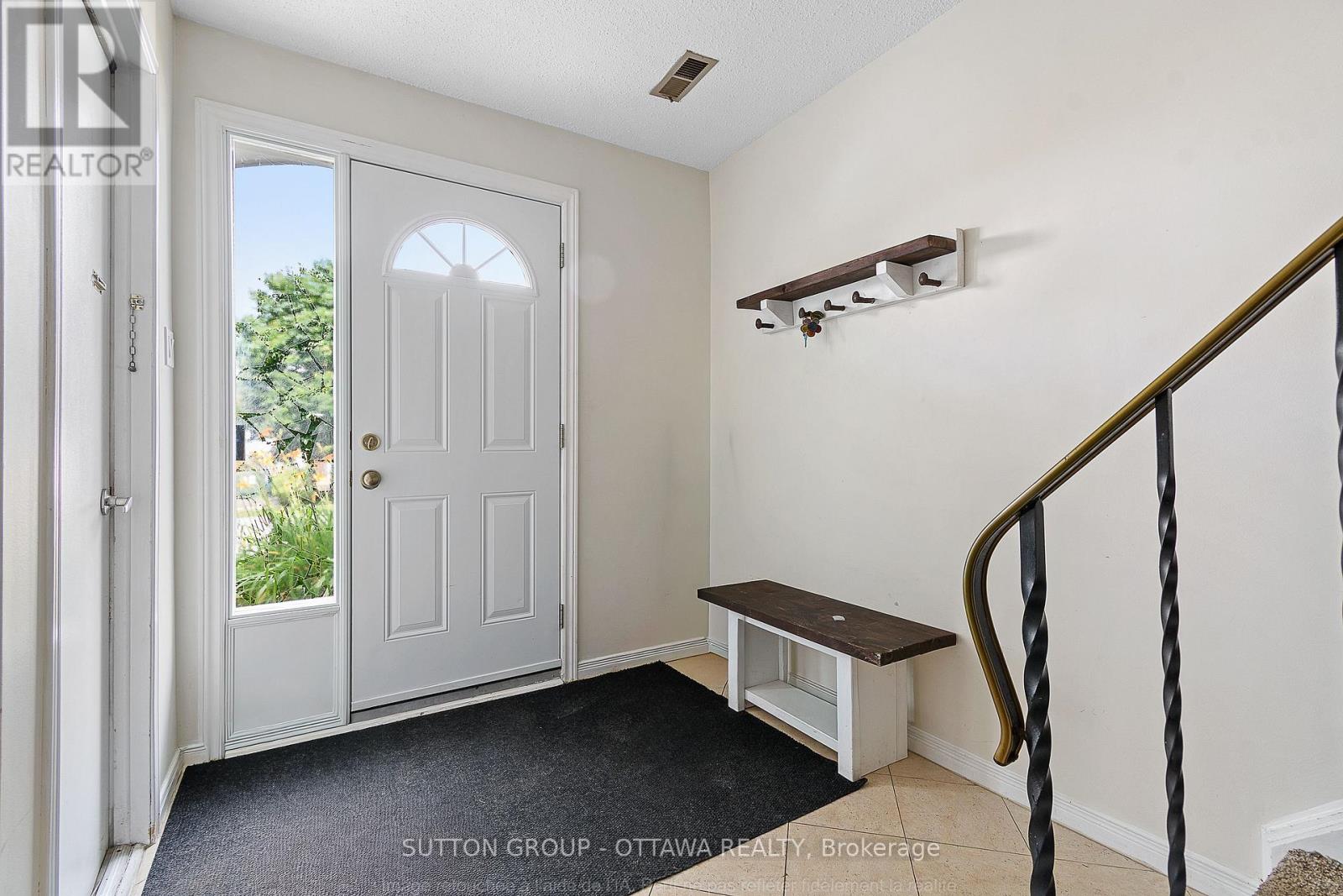 39 - 1803 Axminster Court, Ottawa, Ontario  K1C 1Z5 - Photo 3 - X13627798