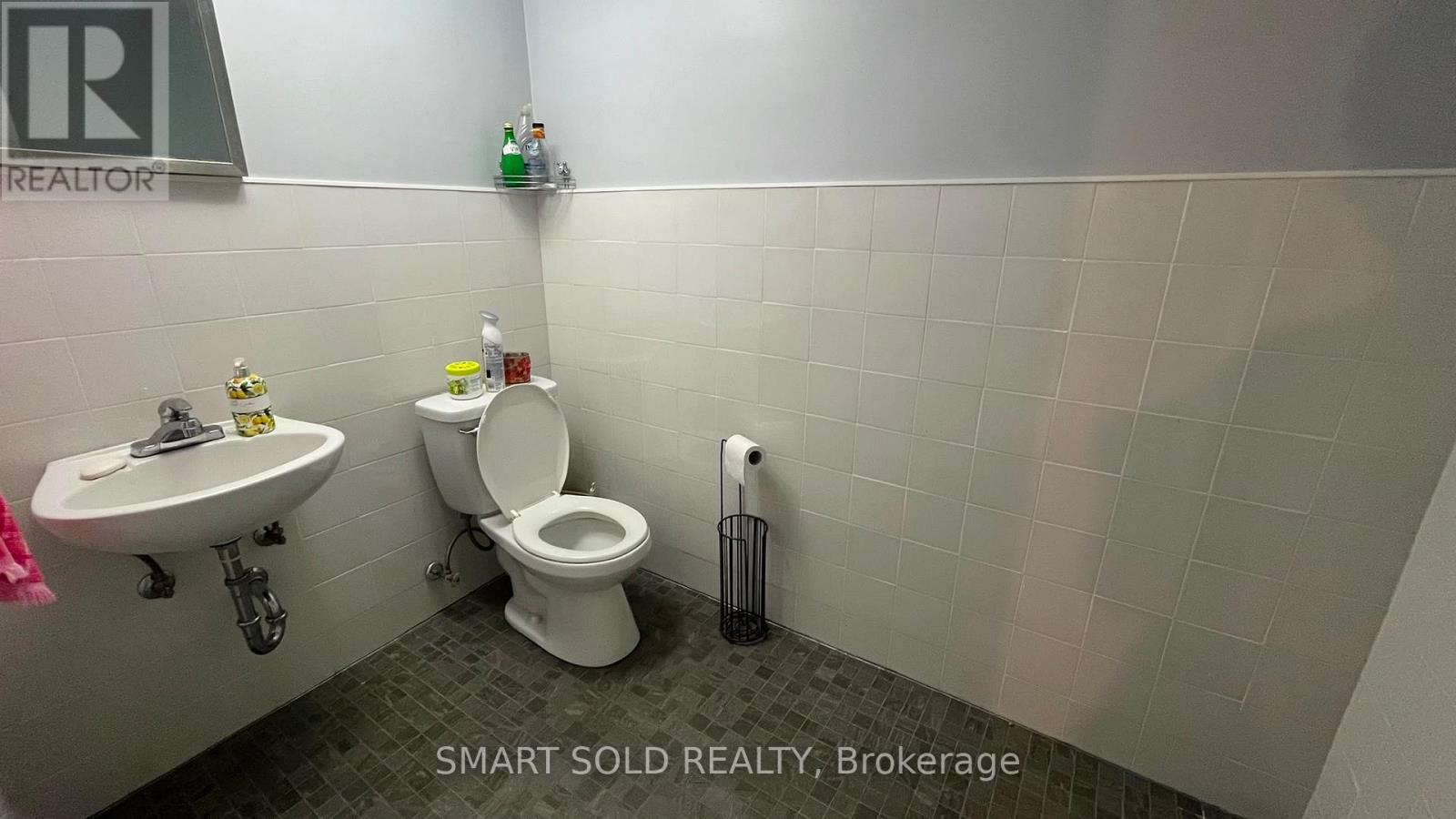 Main Flr + Bsmt - 1592 Eglinton Avenue W, Toronto, Ontario  M6E 2G8 - Photo 12 - W13600866