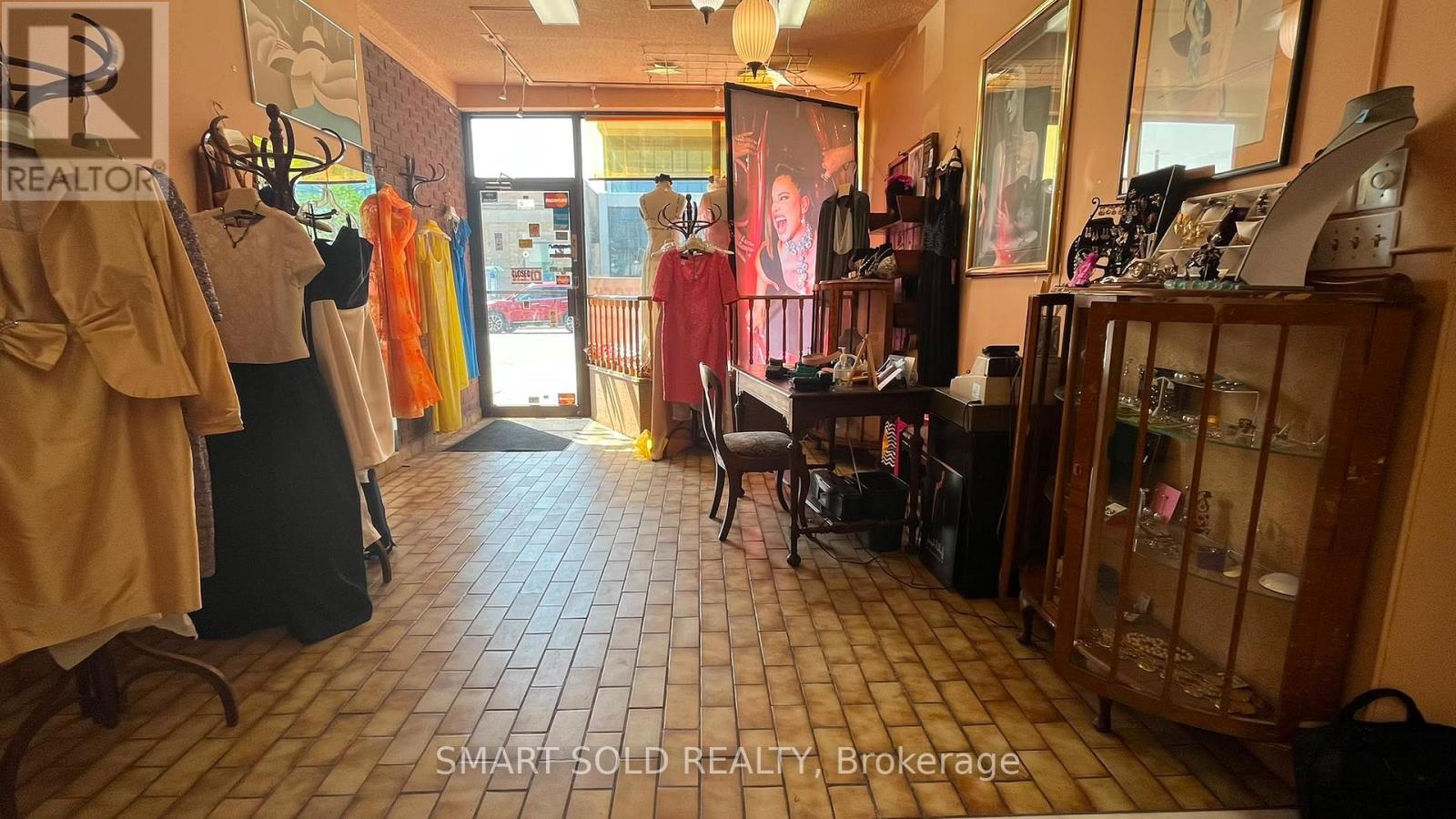 Main Flr + Bsmt - 1592 Eglinton Avenue W, Toronto, Ontario  M6E 2G8 - Photo 5 - W13600866