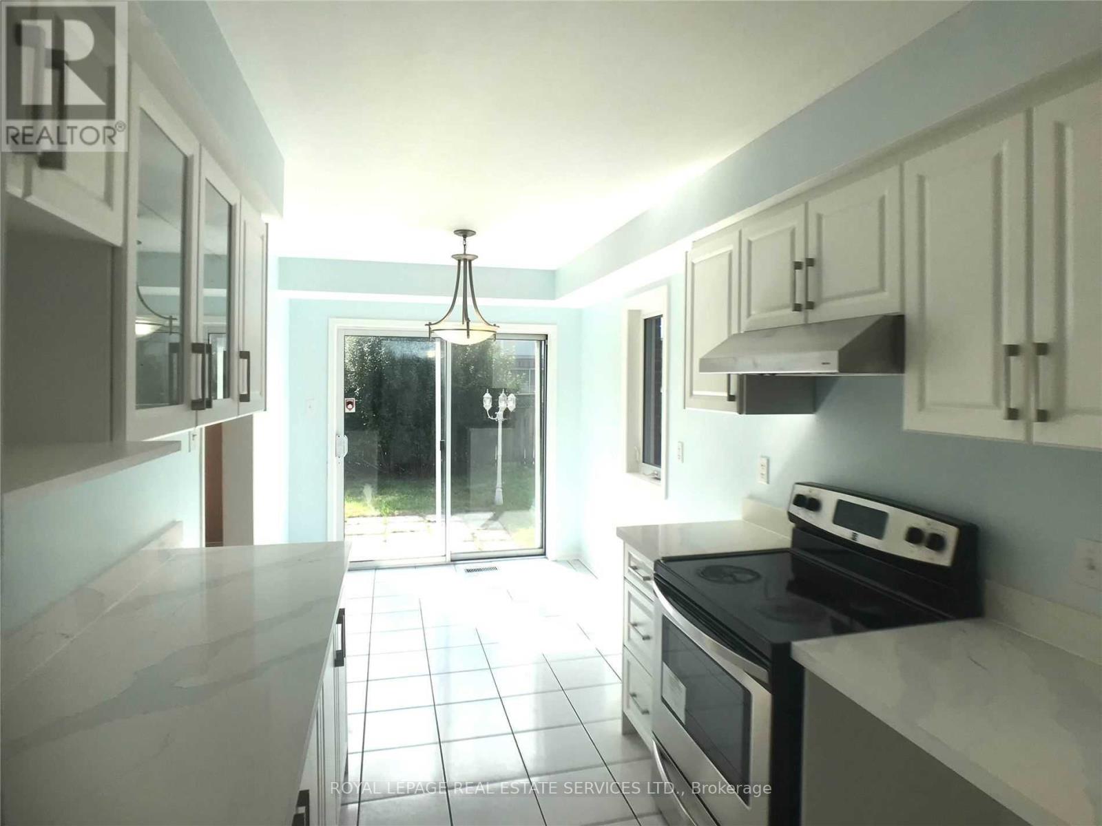 5252 Bushelgrove Circle, Mississauga, Ontario  L5M 6C5 - Photo 5 - W13618536