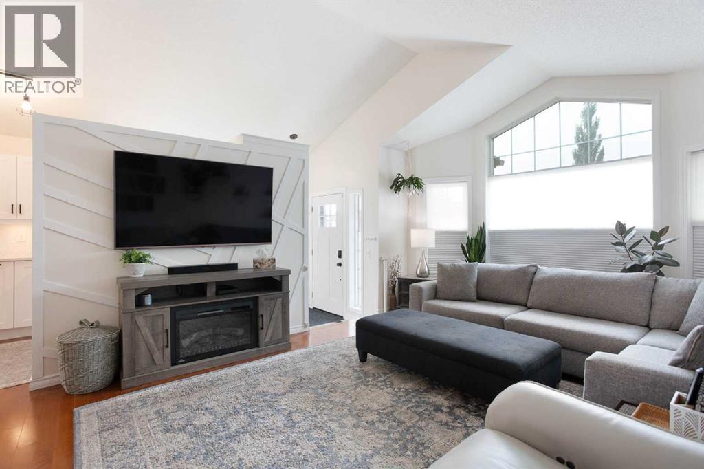 1105 Country Hills Circle NW, Calgary, Alberta  T3K 4W9 - Photo 4 - A2331764