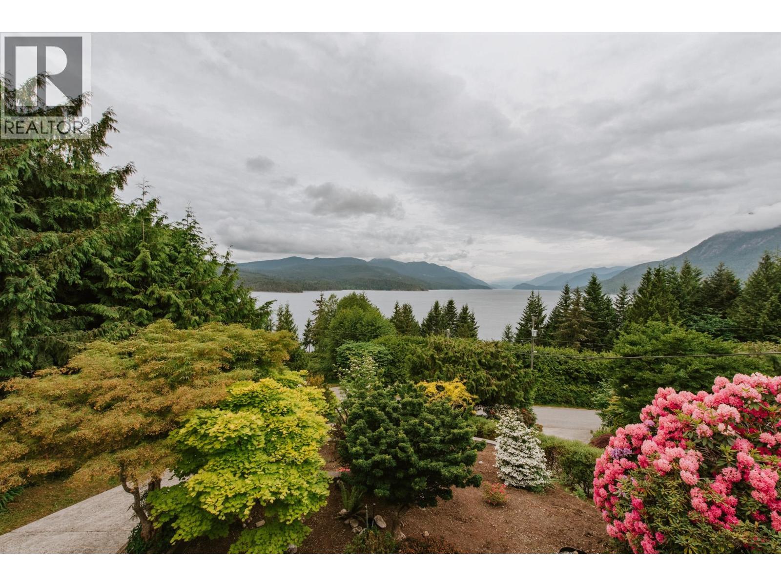 6950 Porpoise Drive, Sechelt, British Columbia  V7Z 0C8 - Photo 2 - R3151789