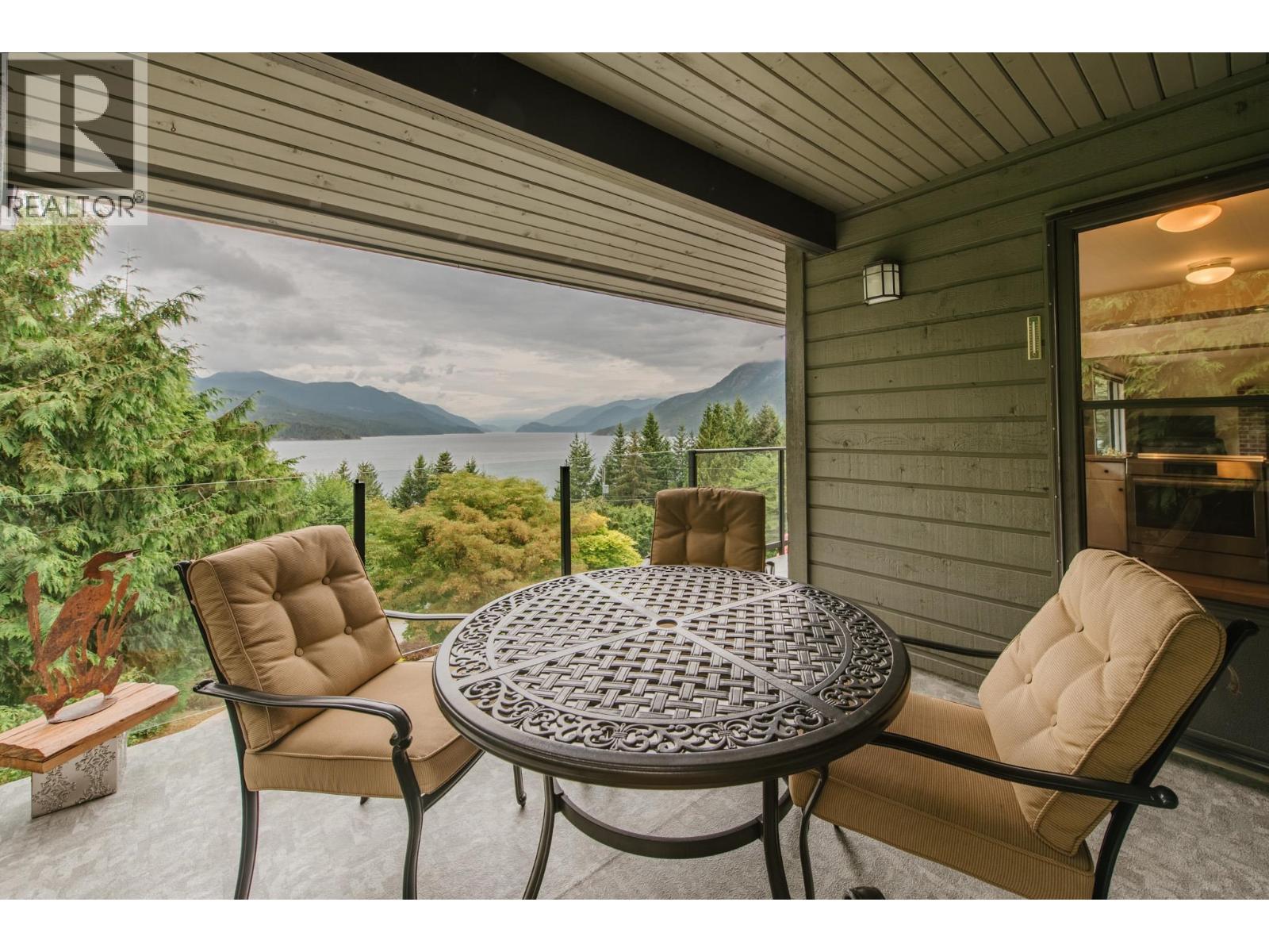 6950 Porpoise Drive, Sechelt, British Columbia  V7Z 0C8 - Photo 3 - R3151789