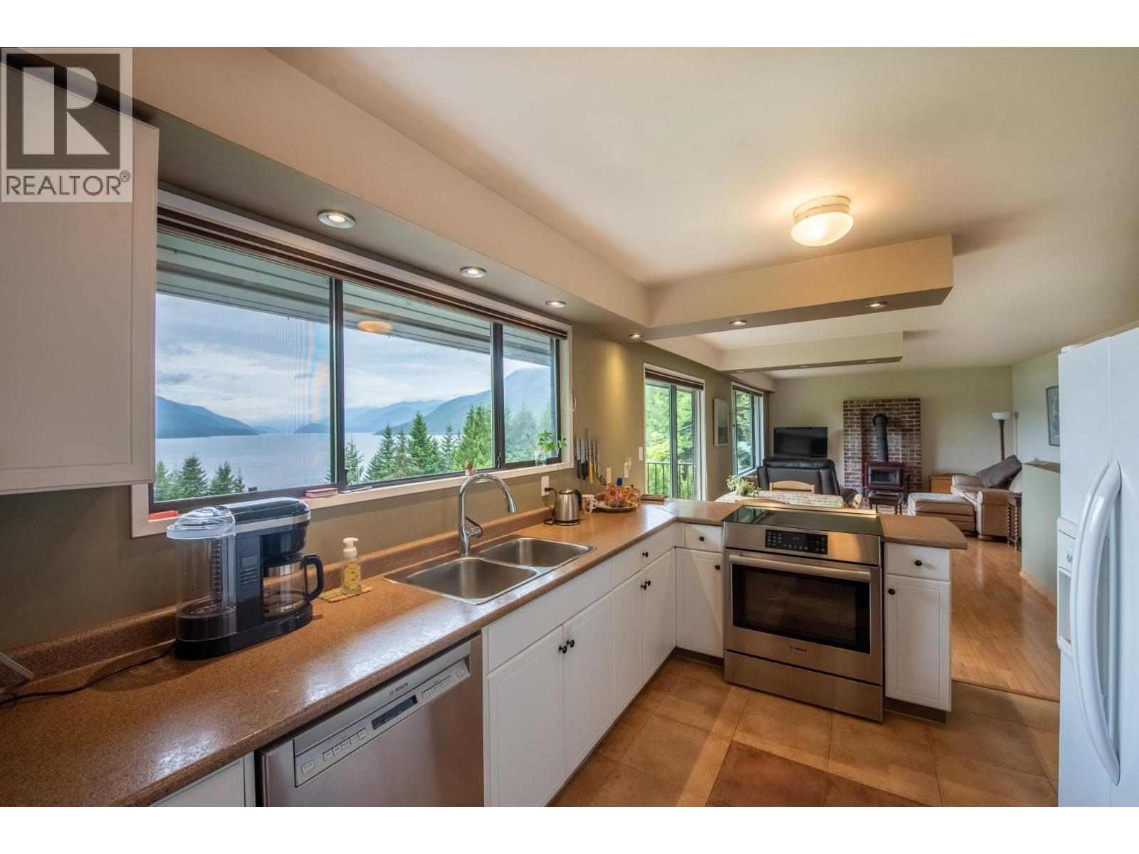 6950 Porpoise Drive, Sechelt, British Columbia  V7Z 0C8 - Photo 9 - R3151789