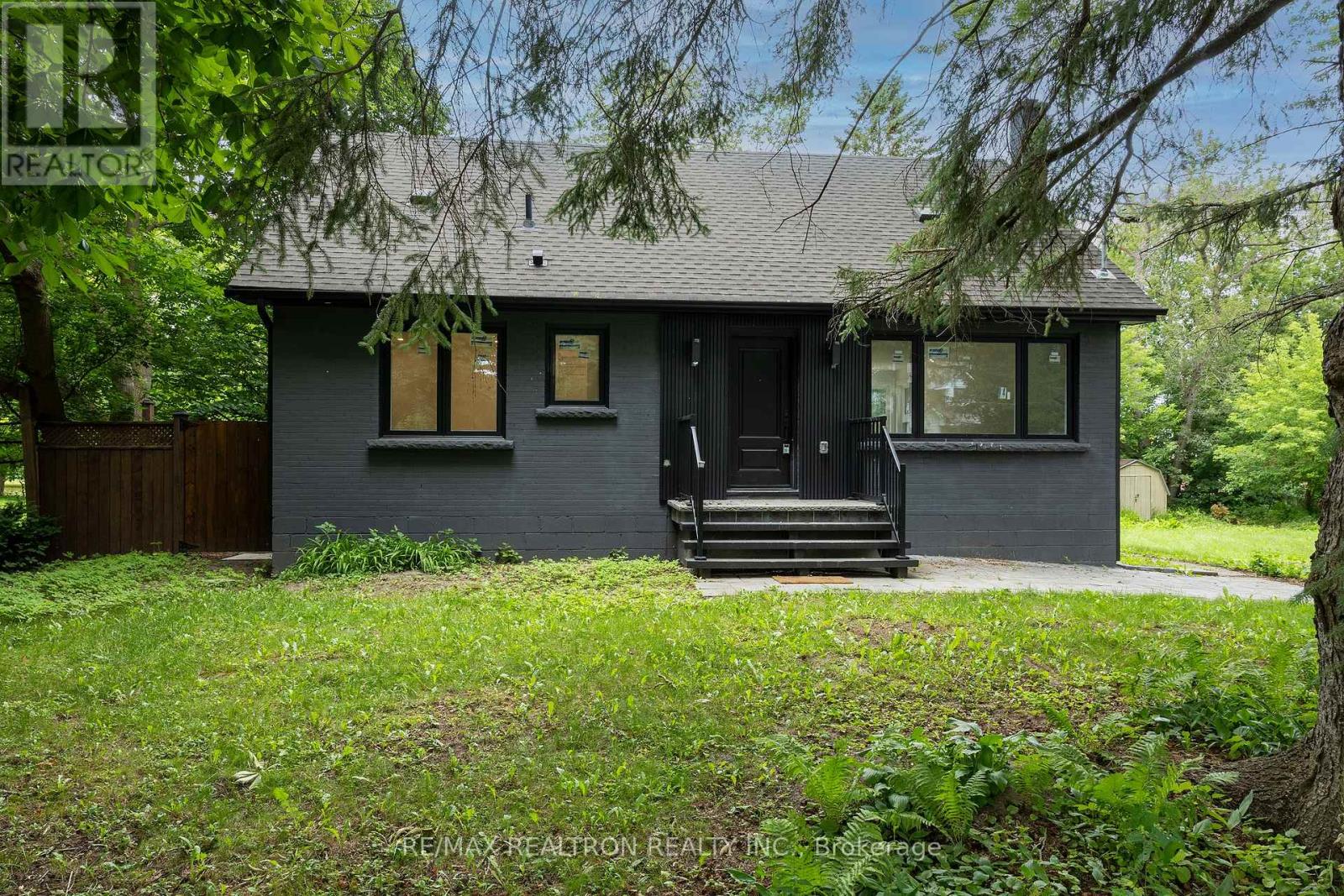30 Morton Avenue, East Gwillimbury, Ontario  L0G 1V0 - Photo 2 - N13624232