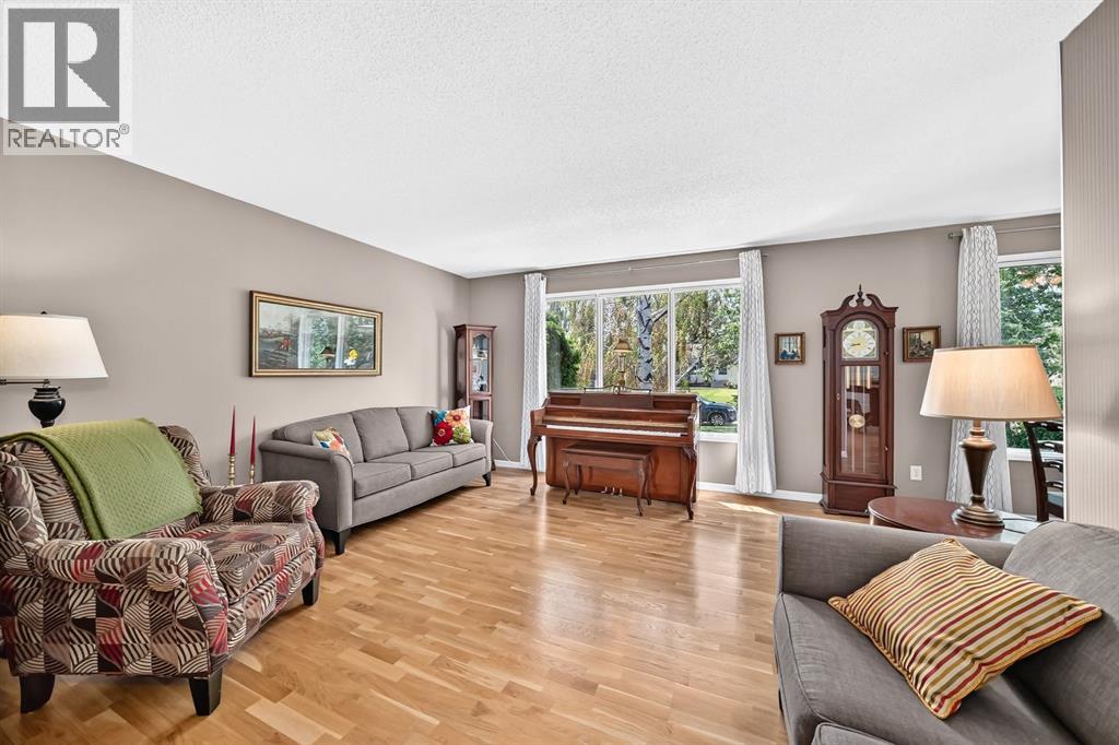 91 Templehill Drive NE, Calgary, Alberta  T1Y 4C4 - Photo 6 - A2332353