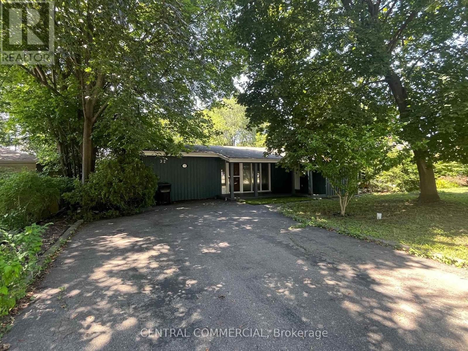32 HEATHVIEW AVENUE, Toronto, Ontario