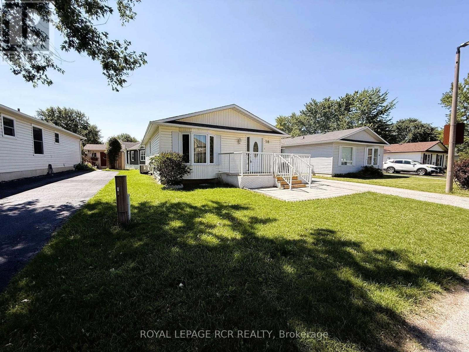 38 Royal Oak Drive, Innisfil, Ontario L0L 1L0 - Photo 4 - N13628114