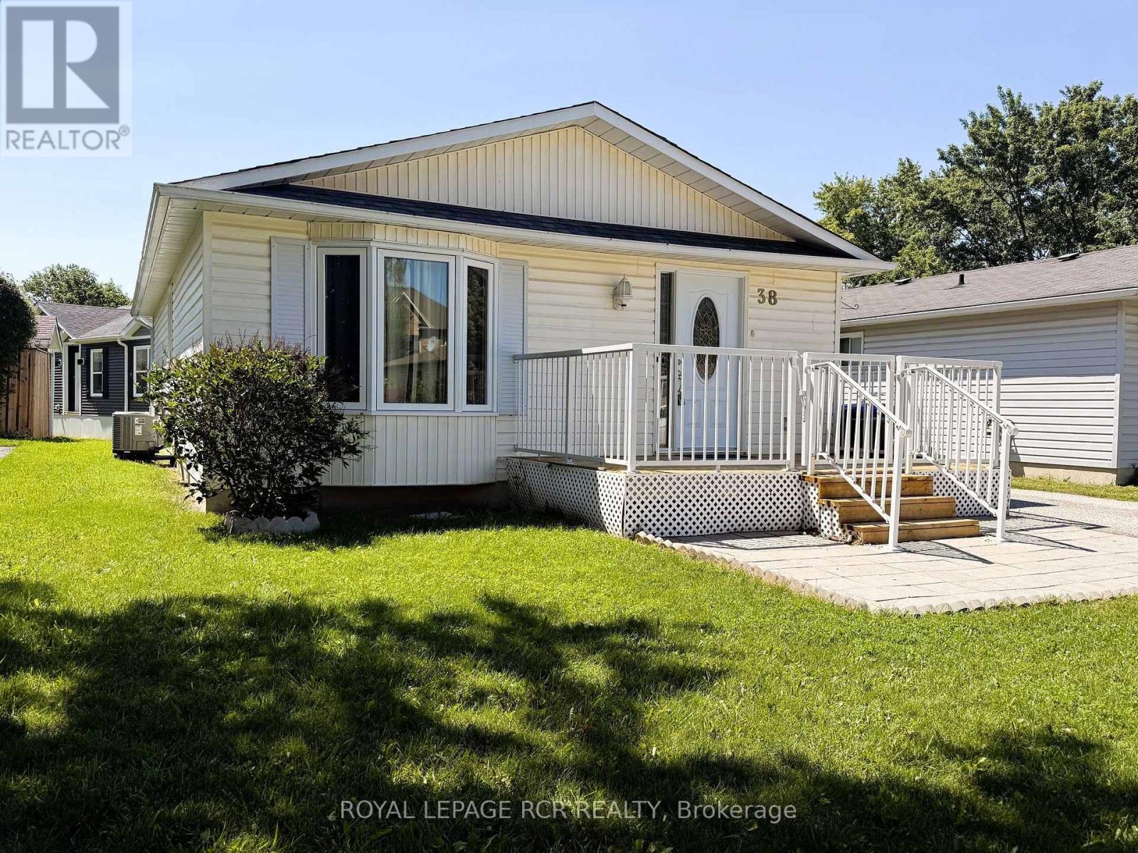 38 Royal Oak Drive, Innisfil, Ontario L0L 1L0 - Photo 6 - N13628114