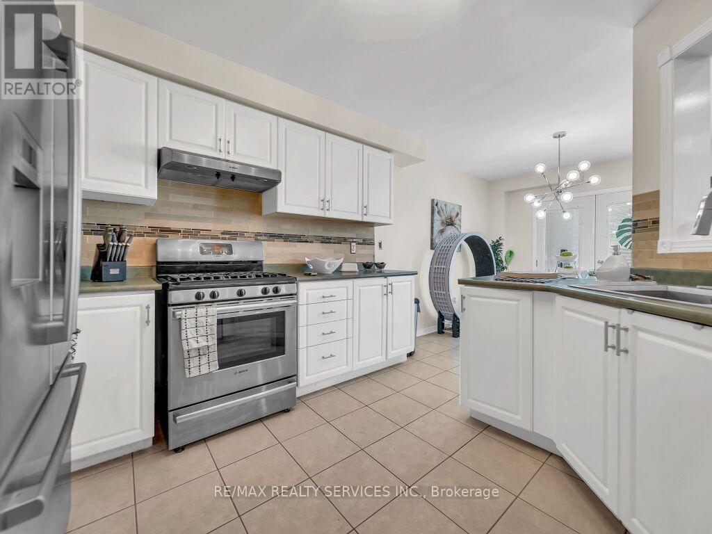 35 Peachleaf Crescent, Brampton, Ontario  L7A 2B4 - Photo 9 - W13626936