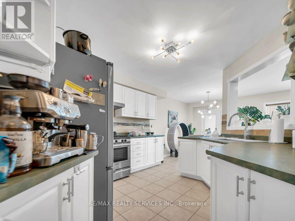 35 Peachleaf Crescent, Brampton, Ontario  L7A 2B4 - Photo 8 - W13626936