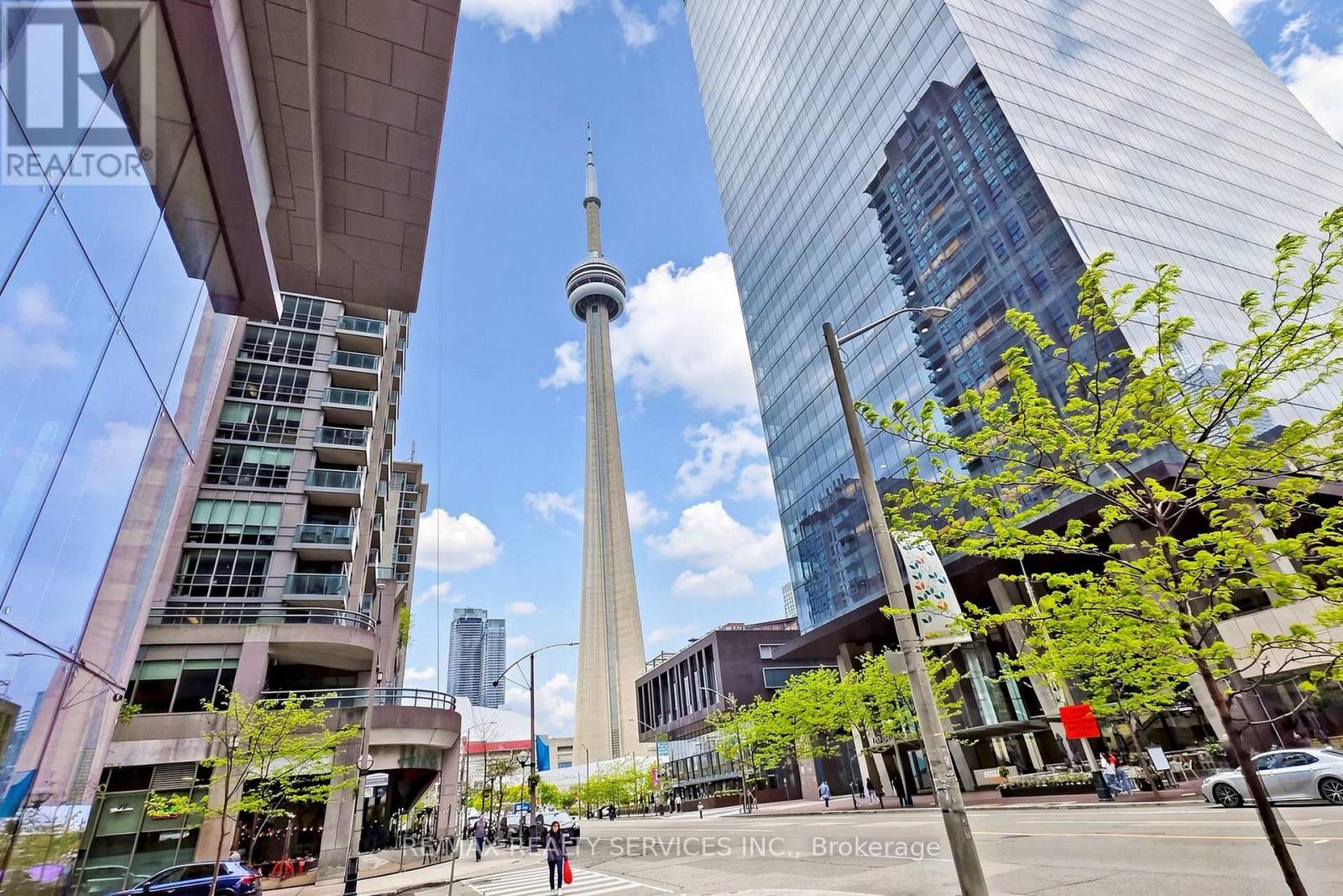 <div class="slider-price">$619,900</div><p>407 - 12 York Street, Toronto, Ontario</p>